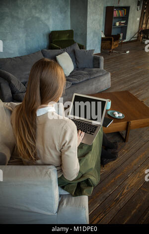 Laptop-bildschirm mit Kopie Raum und weibliche Zurück auf Hintergrund Stockfoto