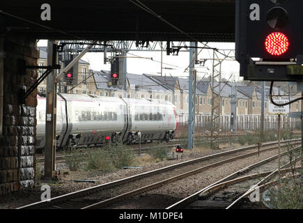 Klasse 390 Jungfrau Westküste Pendolino Elektrischer Triebzug Bahnhof Lancaster verlassen auf der West Coast Main Line mit einem Dienst London Euston. Stockfoto