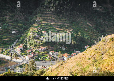 Serra de Agua. Berglandschaft der Insel Madeira mit kleinen Dorf. Portugal Stockfoto