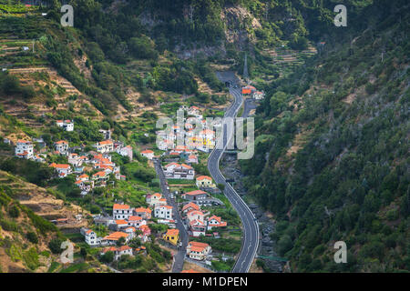 Serra de Agua. Berglandschaft mit kleinen Dorf. Die Insel Madeira, Portugal Stockfoto