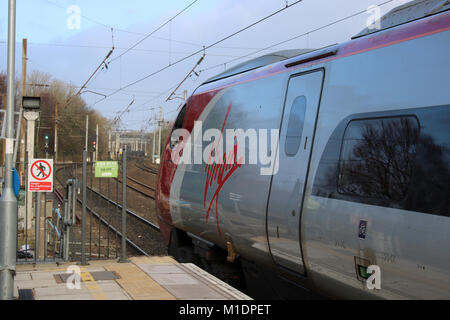 Klasse 390 Pendolino Elektrischer Triebzug Zug in Jungfrau Westküste livery im Lancaster und einen nördlichen Klasse 150 Diesel Multiple Unit anreisen. Stockfoto