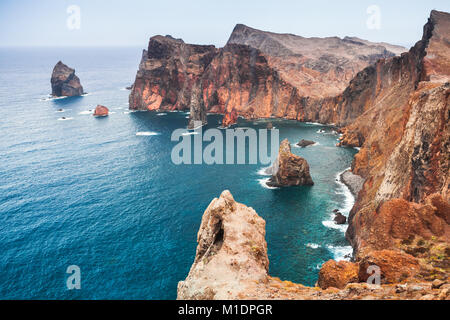 Rote Felsen an der Küste von Ponta de Sao Laurenco. Landschaft der Insel Madeira, Portugal Stockfoto