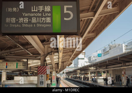 Zeichen für die berühmten Yamanote Bahnlinie. Tokio, Japan. Stockfoto
