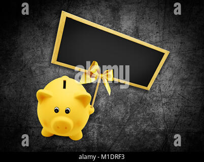Schwarzer Freitag verkauf Konzept Blackboard und Sparschwein mit goldenen Schleife auf schwarzem Hintergrund Stockfoto