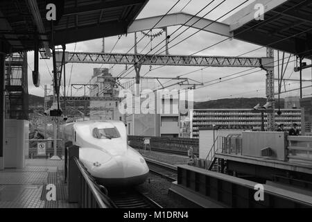 Bullet Zug am Kyoto Bahnhof ankommen Stockfoto