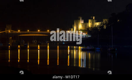 Conway Burg bei Nacht mit Reflexionen auf der Küste von Nordwales Stockfoto