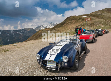 AC Cobra aka Shelby Cobra, einer anglo-amerikanischen Sportwagen, Classic 2-Tür roadster, Passo Pennes (penserjoch), Sarntaler Alpen, Südtirol, Italien Stockfoto