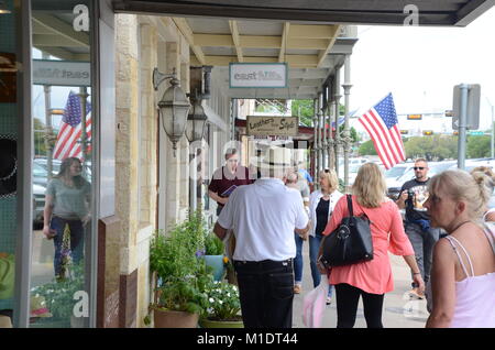 Käufer und Touristen auf der Hauptstraße in Fredericksburg, Texas, USA Stockfoto