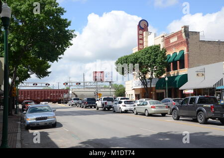 Autos warten auf w San Antonio st Neue braunfells Für die vorbeifahrenden Güterzug Texas USA Stockfoto