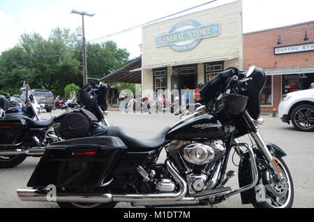 Harley Davidson motorcyles im Gruenen Straße außerhalb der General Store geparkt Texas USA Stockfoto