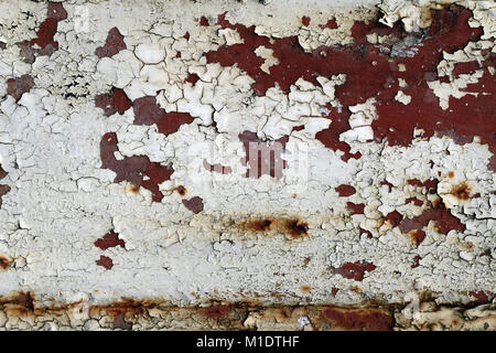 Risse im Lack auf rostigem Eisen - grunge Textur Stockfoto