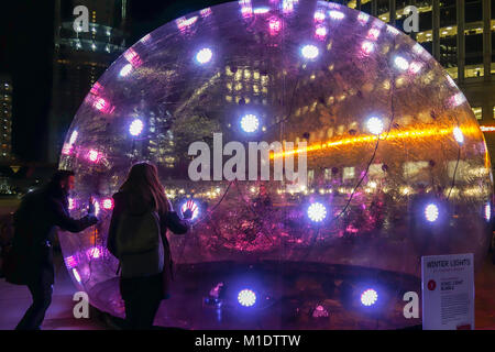 LONDON, UK-25 Jan 2018: Ein paar interagiert mit dem Sonic, leichte Noppen durch ENESS im Jubilee Plaza für die Canary Wharf Winter Lights Festival 2018. Stockfoto