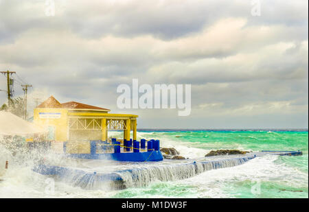 Sturm über das Karibische Meer Vom South Terminal von George Town, Grand Cayman, Cayman Islands Stockfoto