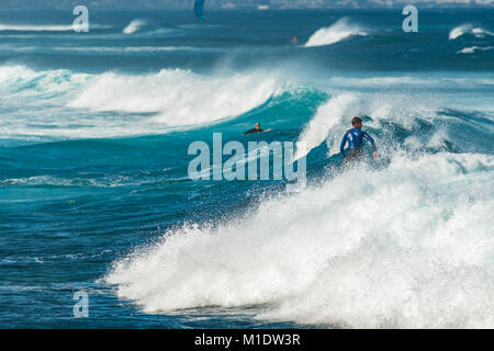 MAUI, Hawaii, USA - Dezember 10, 2013: Surfer reiten Wellen am Hookipa Beach Stockfoto