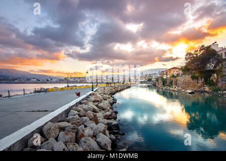 Die pictursque Hafen von Sitia, Kreta, Griechenland bei Sonnenuntergang. Sitia ist eine traditionelle Stadt im Osten der Insel Kreta, in der Nähe des Strandes von Palmen, Vai. Stockfoto