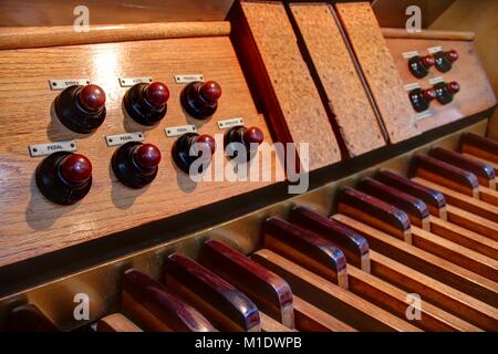 In der Nähe der Orgel Pedalboard, toe Kolben und Expression Pedale. Stockfoto