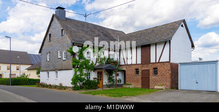 Schiefer gedeckt Fachwerkhaus Hunsrueck, Deutschland, Rheinland-Pfalz Stockfoto