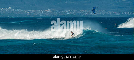 MAUI, Hawaii, USA - Dezember 10, 2013: Surfer reiten Wellen am Hookipa Beach Stockfoto