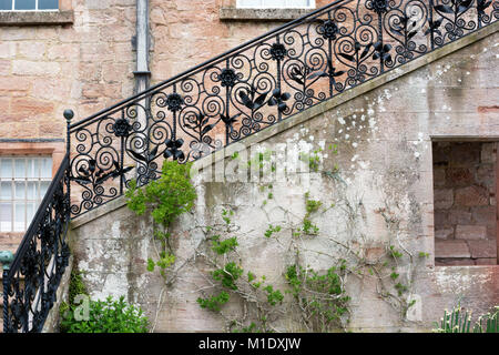 Schwarz Geländer und Treppen aus Stein der Haustreppe an drumlanrig Castle Garten geschmiedet, Queensberry, Dumfries und Galloway, Schottland, Vereinigtes Königreich Stockfoto