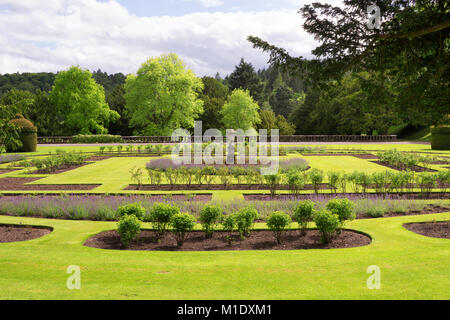 Drumlanrig Castle Garden, Queensberry, Dumfries und Galloway, Schottland, Vereinigtes Königreich, im Frühjahr oder Sommer Stockfoto