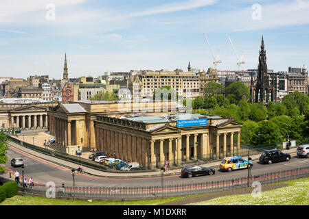 EDINBURGH, Schottland - Juni 12, 2015: Blick richtung Scottish National Gallery und Scott Monument, das von einem hohen Punkt Stockfoto