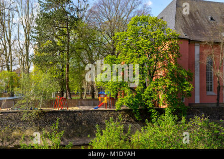 Blick auf die St. Pauls Kirche in Bad Kreuznach Stadt in Deutschland von den Panoramablick Weg gesehen. Das farbenfrohe Kinderspielplatz neben einer Kirche im Frühling. Stockfoto