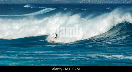 MAUI, Hawaii, USA - Dezember 10, 2013: Surfer reiten Wellen am Hookipa Beach Stockfoto