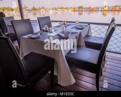 Restaurant Tisch mit leeren Gläser und grundlegende Speisen in Goa Restaurant Stockfoto