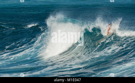 MAUI, Hawaii, USA - Dezember 10, 2013: Surfer reiten Wellen am Hookipa Beach Stockfoto