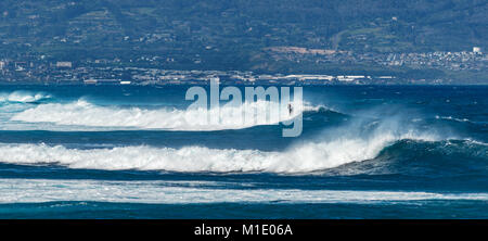 MAUI, Hawaii, USA - Dezember 10, 2013: Surfer reiten Wellen am Hookipa Beach Stockfoto