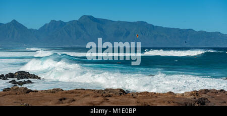 MAUI, Hawaii, USA - Dezember 10, 2013: Surfer reiten Wellen am Hookipa Beach Stockfoto