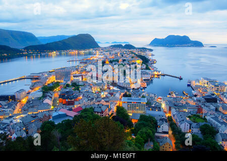 Sonnenuntergang in Alesund Hafen Stadt Stockfoto