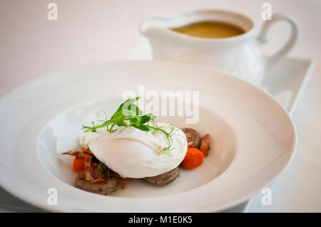 Traditionelle polnische Suppe zurek mit pochiertem Ei, Wurst und Gemüse. Stockfoto