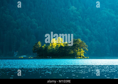 Fantastischer Sonnenaufgang am Berg Eibsee Stockfoto