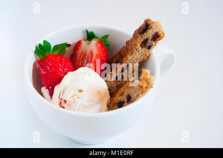 Vanilleeis mit Erdbeeren und Obstkuchen Stockfoto
