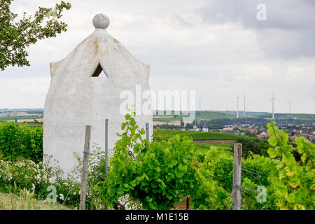 Weingut Unterschlupf im Stil einer italienischen Trullo in Rheinhessen, Deutschland, Rhein-Hessen. Stockfoto