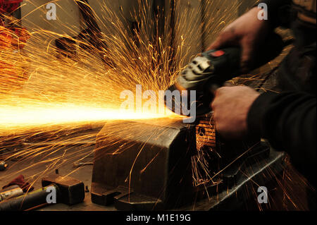 Mechaniker, Hand, Schlüssel, Schwere, schmutzige, Werkstatt, Automotive, Industrie, Sicherheit, Hygiene, Werkzeuge, menschliche, Job, nach Stunden, Geschäft, Erfolg, Reparatur Stockfoto