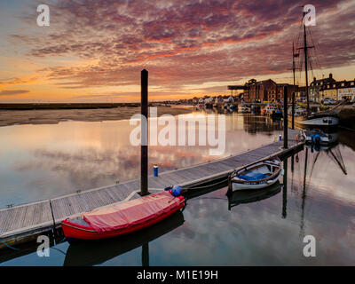 Reflexionen von der atemberaubenden Sonnenaufgang über dem Hafen von Wells-next-the-Sea. Stockfoto