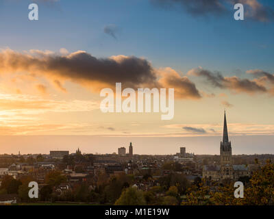 Ein Herbst Sonnenuntergang über der Stadt Norwich. Stockfoto