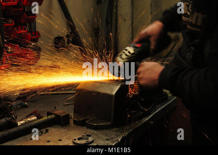 Mechaniker, Hand, Schlüssel, Schwere, schmutzige, Werkstatt, Automotive, Industrie, Sicherheit, Hygiene, Werkzeuge, menschliche, Job, nach Stunden, Geschäft, Erfolg, Reparatur Stockfoto