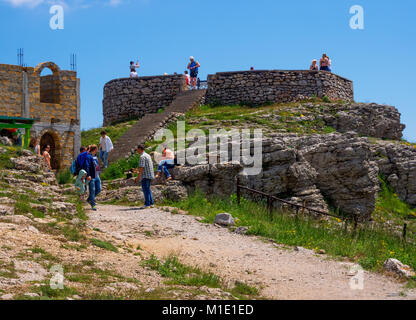 Jalta, Russland - Juni 05, 2016: Touristen Aufstieg zur Aussichtsplattform auf dem Plateau des Berges Ai-Petri Krim Republik Stockfoto