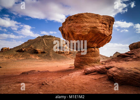 Geologische Felsformation namens Pilz Timna Park in der Wüste Negev, Eilat, Israel. Winter sonniger Tag mit Fluffy Clouds. Stockfoto