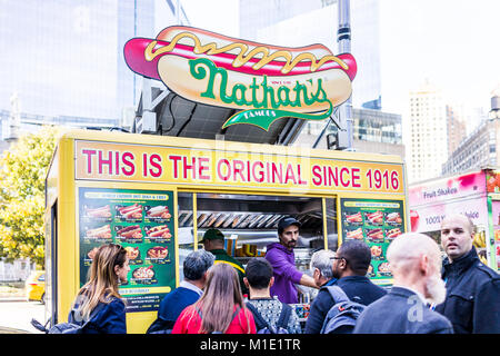 New York City, USA - Oktober 28, 2017: Columbus Circle in Midtown Manhattan NYC, Nathan's Hot Dog Essen Lkw stand mit Zeichen, Menü, line Warteschlange von Peop Stockfoto