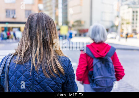 New York City, USA - Oktober 28, 2017: Columbus Circle in Midtown Manhattan NYC, Nahaufnahme von Frauen überschreiten Walking Street Road, Haar in städtischen Tag Stockfoto