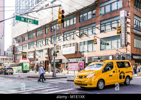 New York City, USA - Oktober 28, 2017: Manhattan NYC Gebäude von Midtown, Times Square, Broadway Street Avenue Road, Zeichen für Duane Reade, Gelb steuern Stockfoto