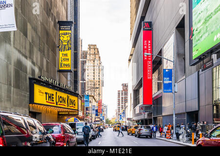 New York City, USA - Oktober 28, 2017: Manhattan NYC Gebäude von Midtown, Times Square, Broadway Avenue Road, 45th Street, Zeichen anzeigen, Disney König der Löwen Stockfoto