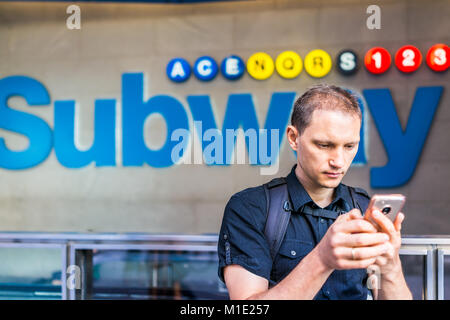 Nahaufnahme des jungen Hipster tausendjährigen reisen Touristische Mann Gesicht suchen, über mobile Smartphone mit der U-Bahn U-Bahn in NEW YORK CITY New York City Manhattan downtow Stockfoto