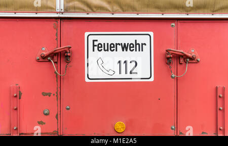 Detail aus einem Löschfahrzeug mit deutschen Text: Feuerwehr 112 Stockfoto