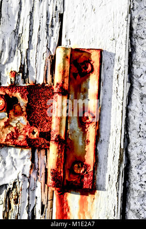 Rostigen Scharniere an weiße Tür Stockfoto
