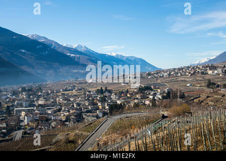 Schlenker Strasse oberhalb Sondrio, eine italienische Gemeinde im Herzen der Wein produzierenden Valtellina region Stockfoto